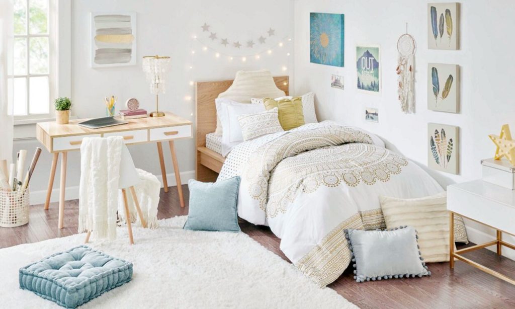 Charming DIY Simple Light Dorm Room Decor With DIY Wall Decor