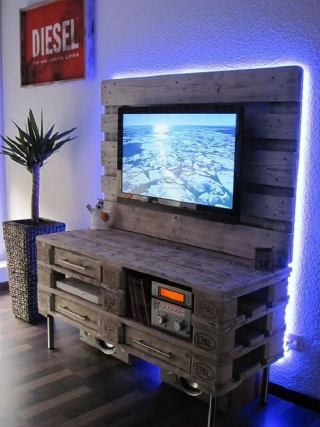 DIY Pallet TV Stand