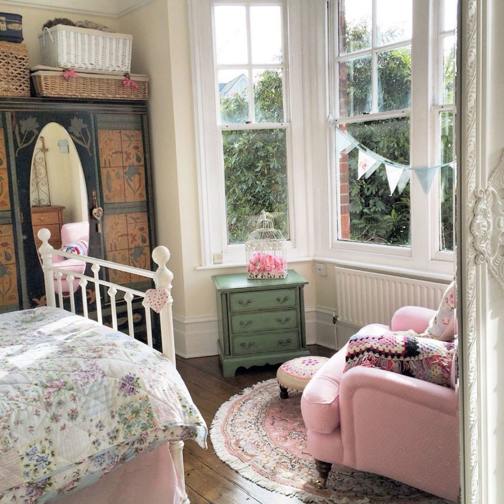 Cottage Shabby Chic Bedroom via promotionalpineglaciers blogspot com
