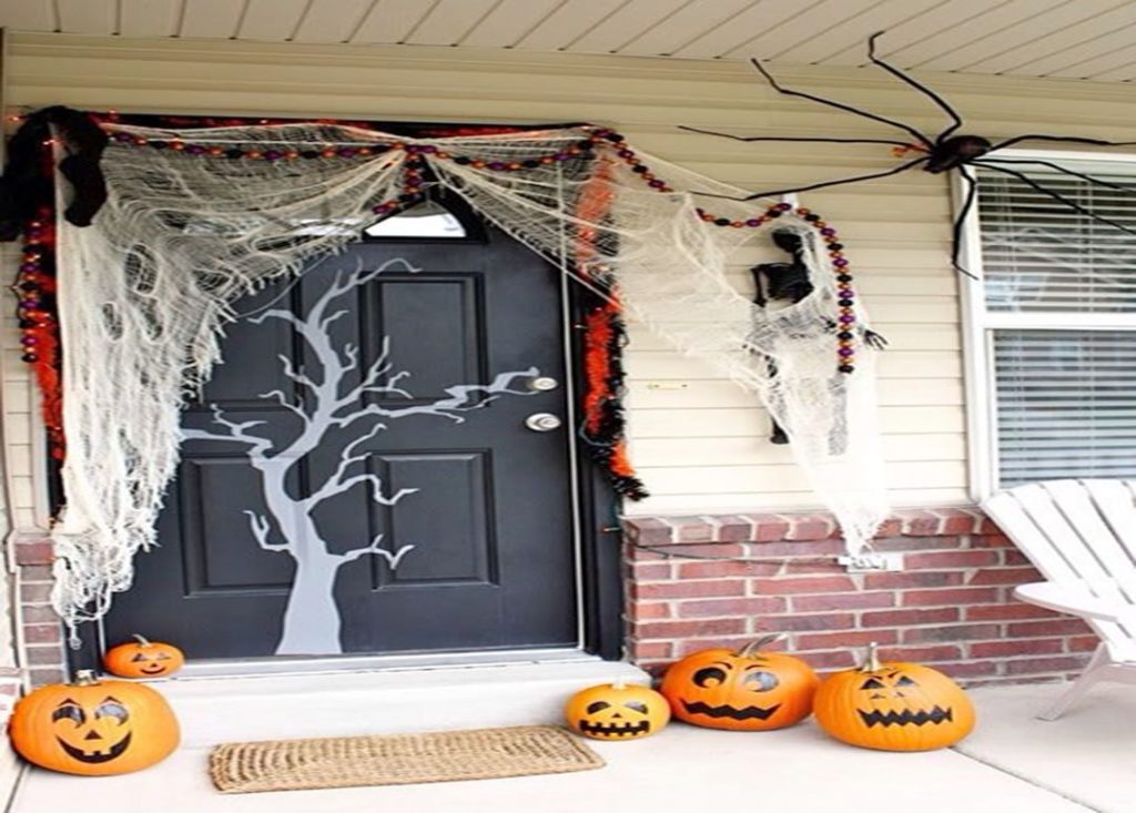 DIY Halloween Front Door Decor Ideas via musely com
