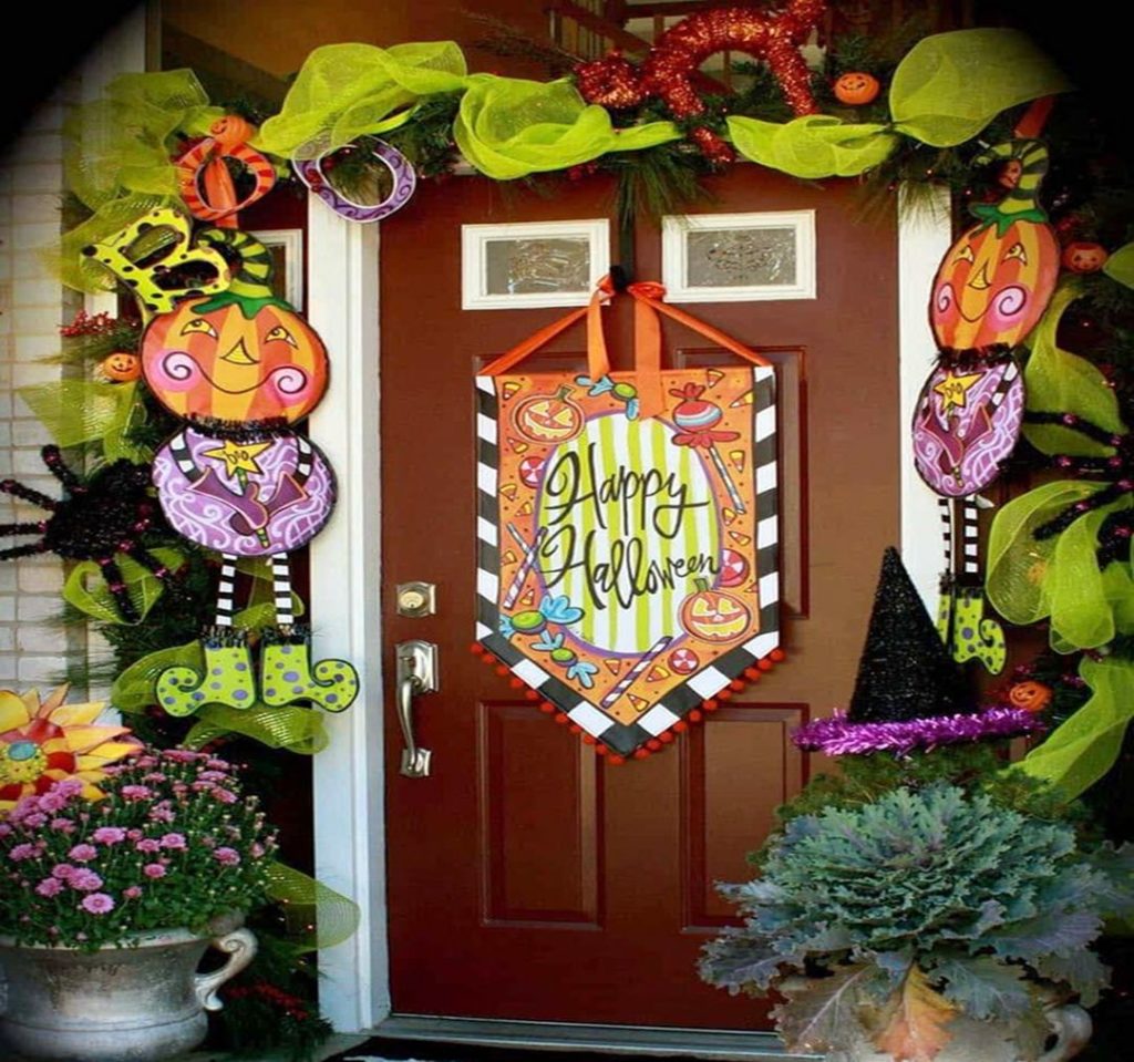 DIY Halloween Glassdoor decoration via casaydiseno com