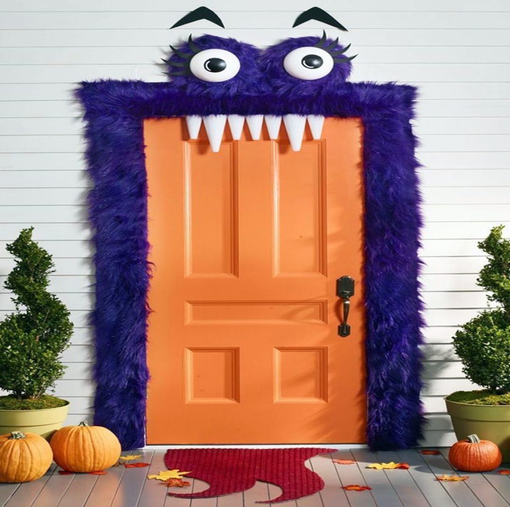 Monster Halloween Front Door Decor DIY via verantwortung-halle de
