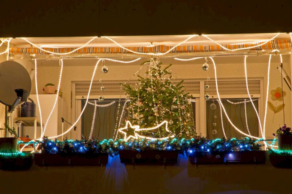 Beautiful Apartment Balcony Christmas Lights via 24 MOLTOON