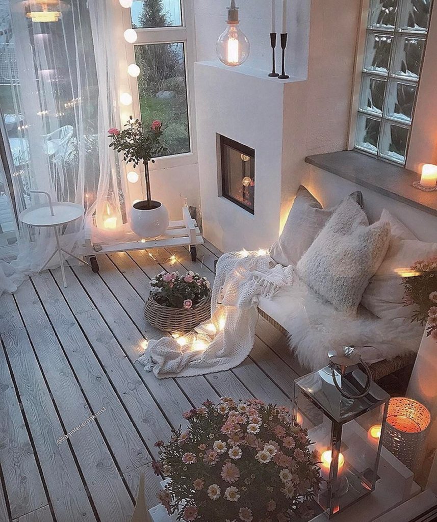 Cozy Apartment Balcony Designs For Winter