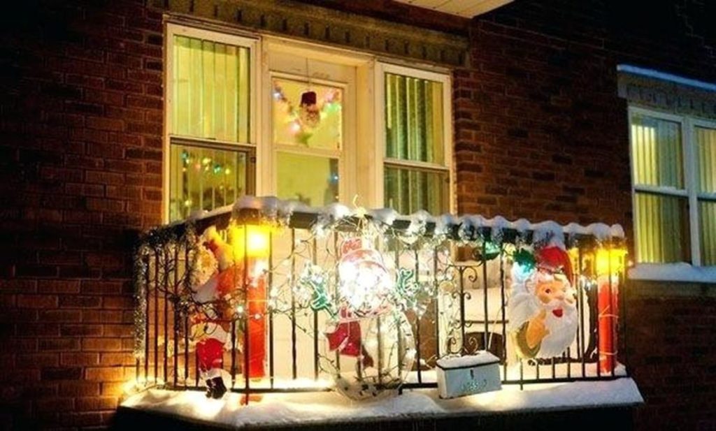 Fascinating DIY Christmas Balcony Decoration Ideas via GoDIYGo