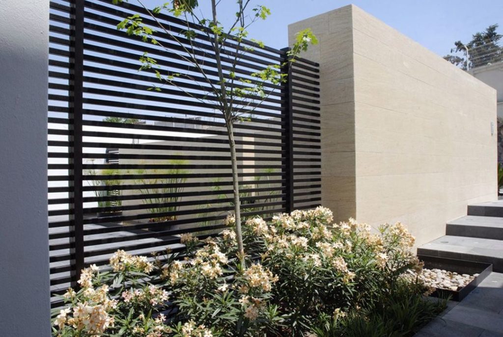 Modern Metal Fence And Modern Steel Fence Ideas source Indulgy