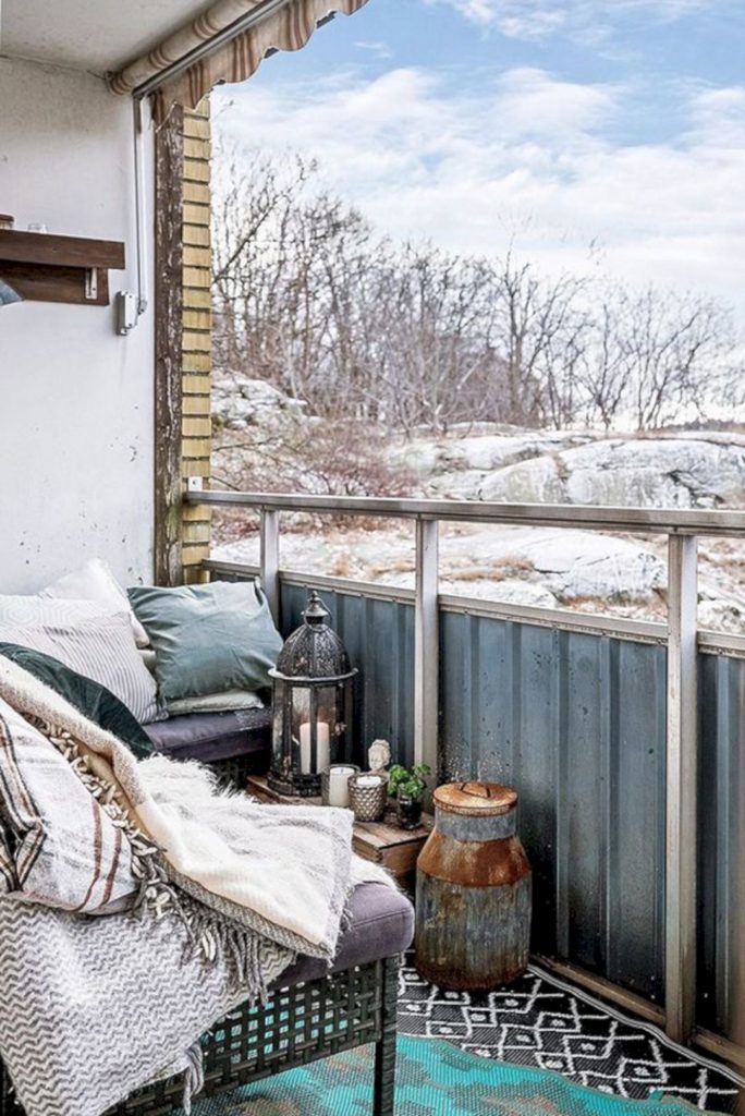 Stunning Winter Balcony Decor Ideas