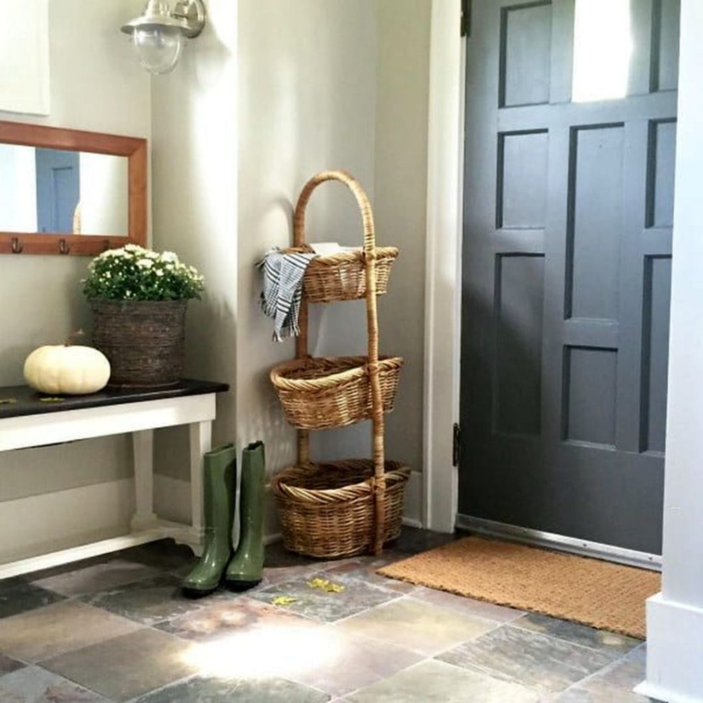 Welcoming and Charming Farmhouse Entryway Decor Ideas 
