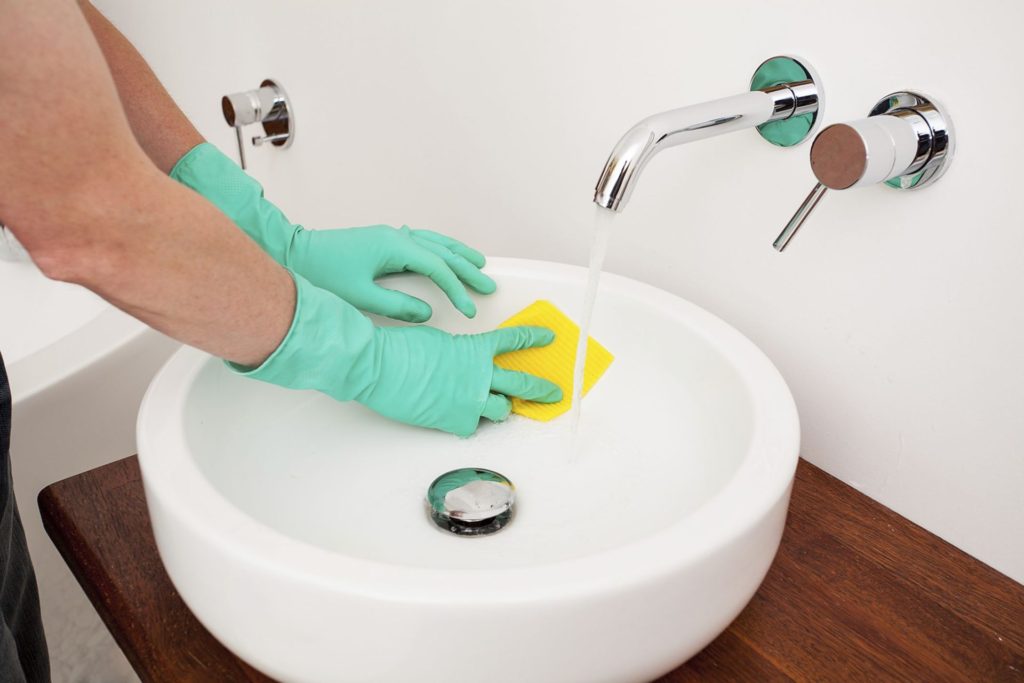 Clean the sink from stubborn dirt and crust
