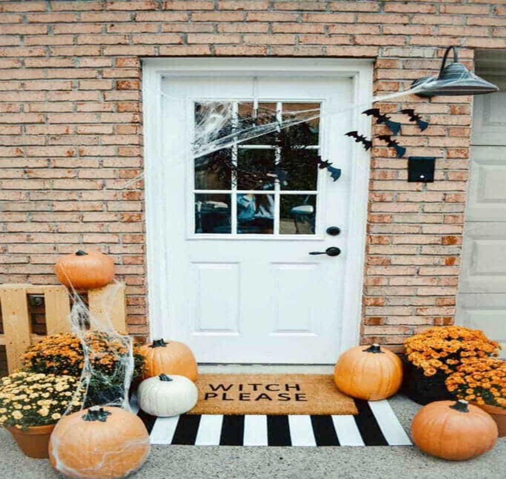 DIY Halloween Door Decor on charlestoncrafted com