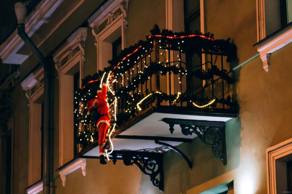 Funny Balcon Decor And Light for Christmas via Minimaks