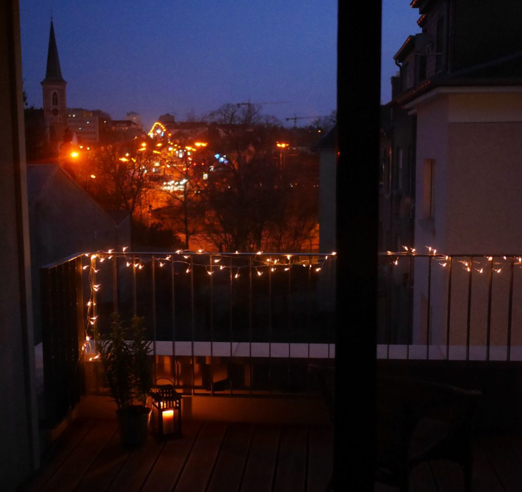 The balcony of the House Night via Pro-Dachnikov