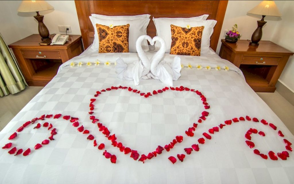 Valentine Bedroom decoration via Elona Home